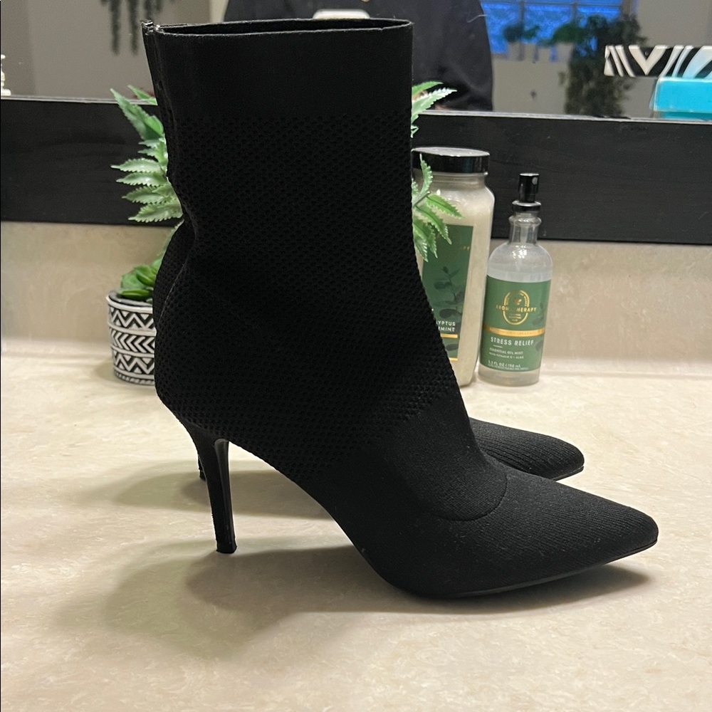 Hot Tomato Black Textured Heeled Boots